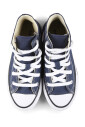 sneakers-en-toile-bleue-avec-semelle-en-caoutchouc