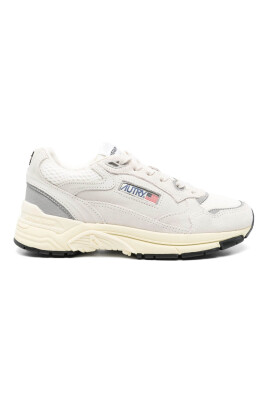 sneakers-blanches-avec-maille-et-daim