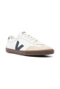 baskets-blanches-en-cuir-avec-details-en-daim