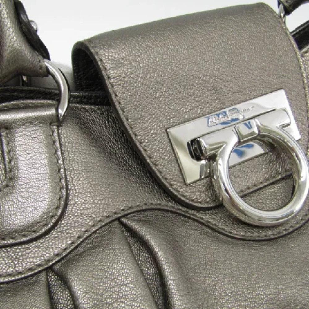Salvatore Ferragamo Pre-owned Leather totes Gray Dames