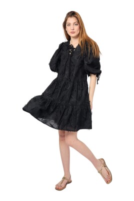 robe-noire-croisee-avec-col-en-v