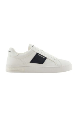 sneakers-with-contrasting-side-band