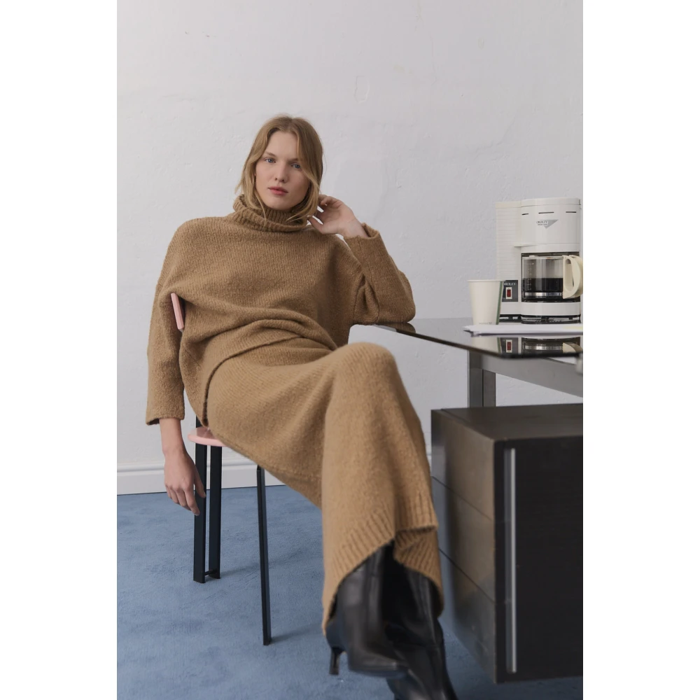 The New Society Oversized Ribbed Neck Jumper Brown Dames