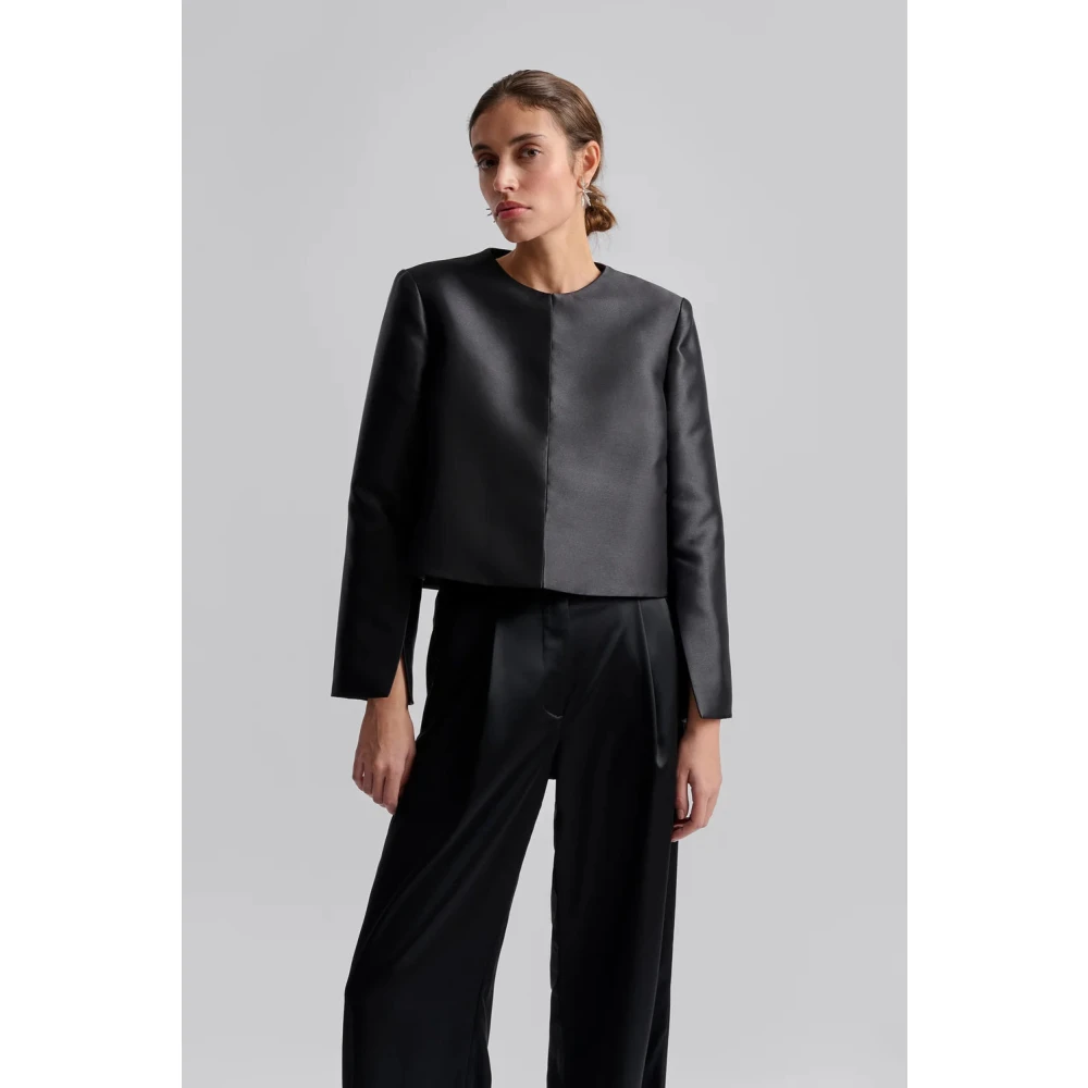 By Malina Minimalistische Zwarte Blouse met Lange Mouwen Black Dames