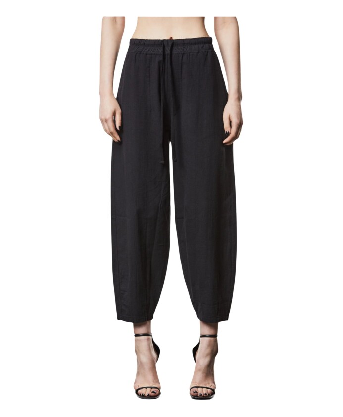 pantalon-noir-en-lin-avec-coupe-decontractee
