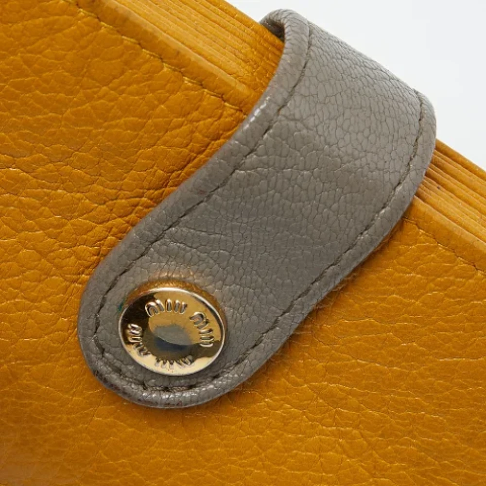 Miu Pre-owned Leather wallets Yellow Dames