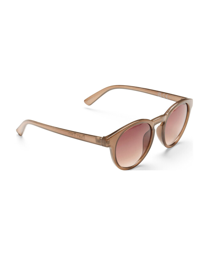 mocha-meringue-sunglasses-stylish-model