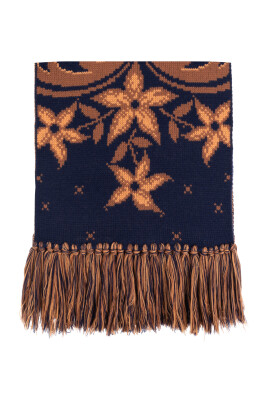 wool-scarf-with-fringes