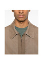 veste-marron-avec-fermeture-eclair-et-ecusson