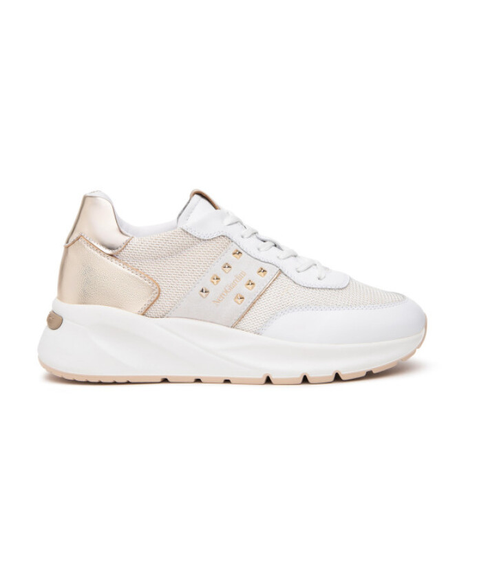 baskets-blanches-avec-clous-dores