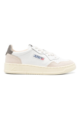 sneakers-de-tennis-en-cuir-blanc-avec-des-accents-en-daim-beige