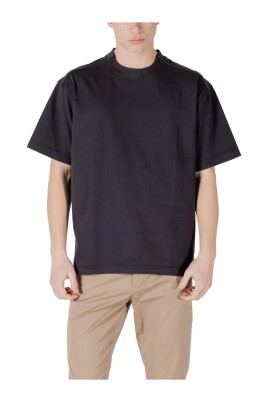 black-cotton-t-shirt-with-round-neck