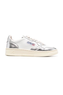 sneakers-blancs-en-cuir-bout-rond-lacets