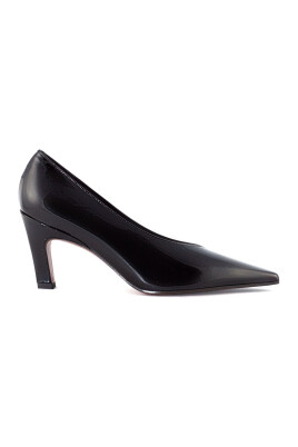 black-patent-leather-pointed-toe-pumps