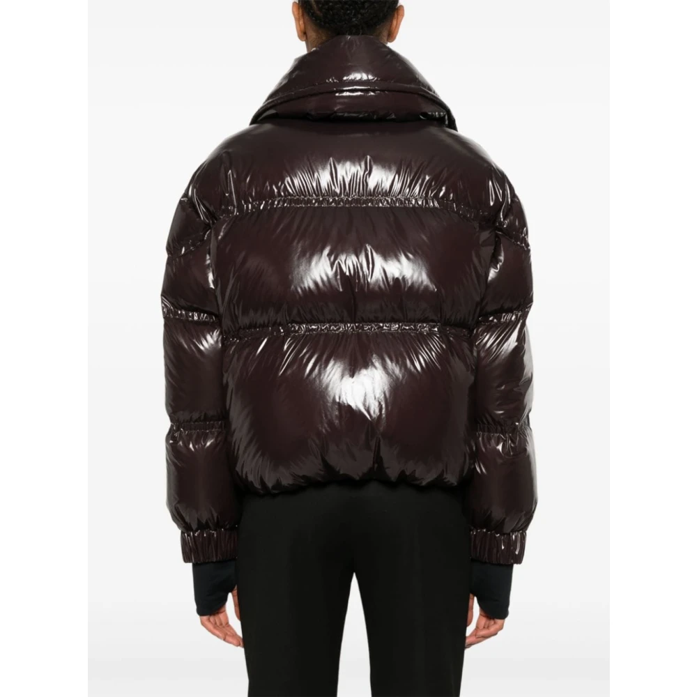 Moncler Korte Bourgondische Nylonjas met Veren Vulling Brown Dames