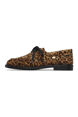 Båtskor med leopardmönster