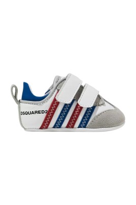 baskets-en-cuir-avec-des-applications-colorees