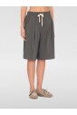 veste-courte-grise-minimaliste