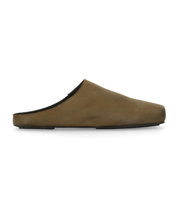 chaussures-plates-en-cuir-vert-a-bout-carre