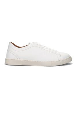 white-sneakers-for-casual-comfort
