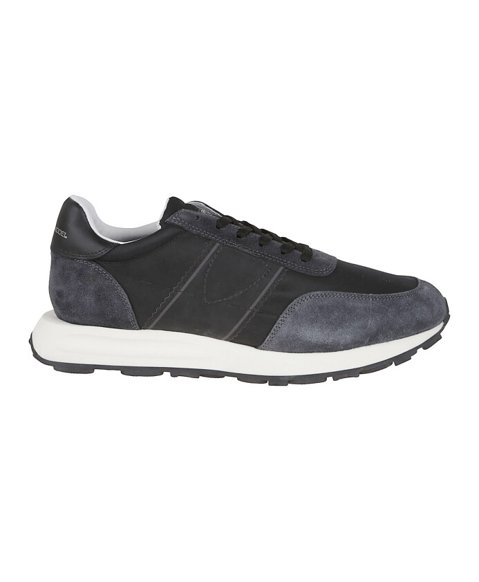 black-sneakers-for-men