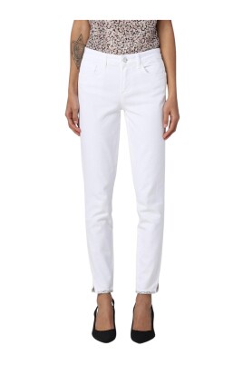 elegant-hvide-jeans-med-pyntede-kanter