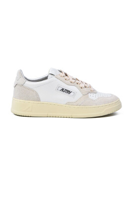 sneakers-blancs-en-cuir-avec-details-brodes