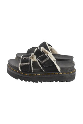 black-unisex-slippers-myles-style