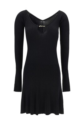 robe-elegante-a-col-en-v-et-jupe-evasee