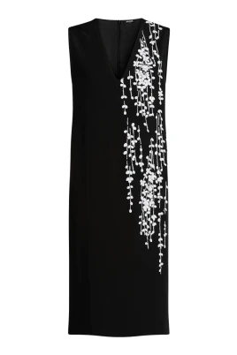Sidenklänning med handbroderad design