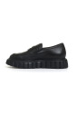 mocassin-en-cuir-noir-avec-semelle-rayee