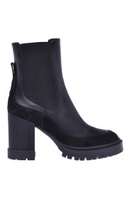 Ankle boots in czarny nappa and split leather