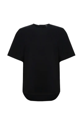 Blus med knappar baktill