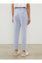 pantalon-a-rayures-fines-texturees-blanc-et-bleu