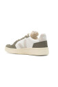 baskets-blanches-avec-logo-patch