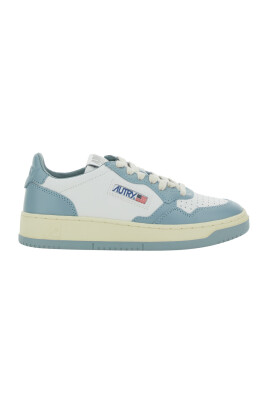 sneakers-bleues-a-logo-patch