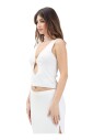 haut-elegant-blanc-avec-boucle-de-logo-doree