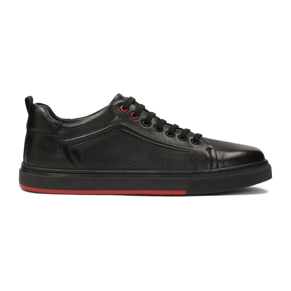 Kazar Zwarte leren sneakers met perforatie en rode inzet.Dit product valt groot uit. Heren Schoenen