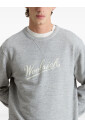 pull-gris-a-cotes-avec-logo-imprime