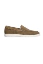taupe-suede-loafers-met-witte-zool