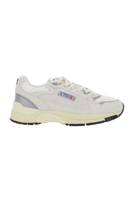 sneakers-blanches-basses-avec-logo