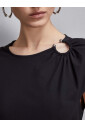 zwarte-mini-jurk-met-piercing-detail