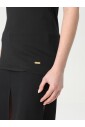 t-shirt-noir-col-en-v