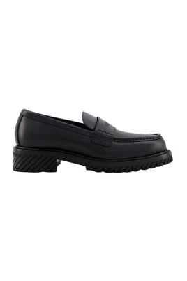 Svarta läderloafers med präglad logotyp