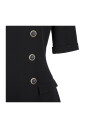 robe-noire-ajustee-avec-details-de-boutons