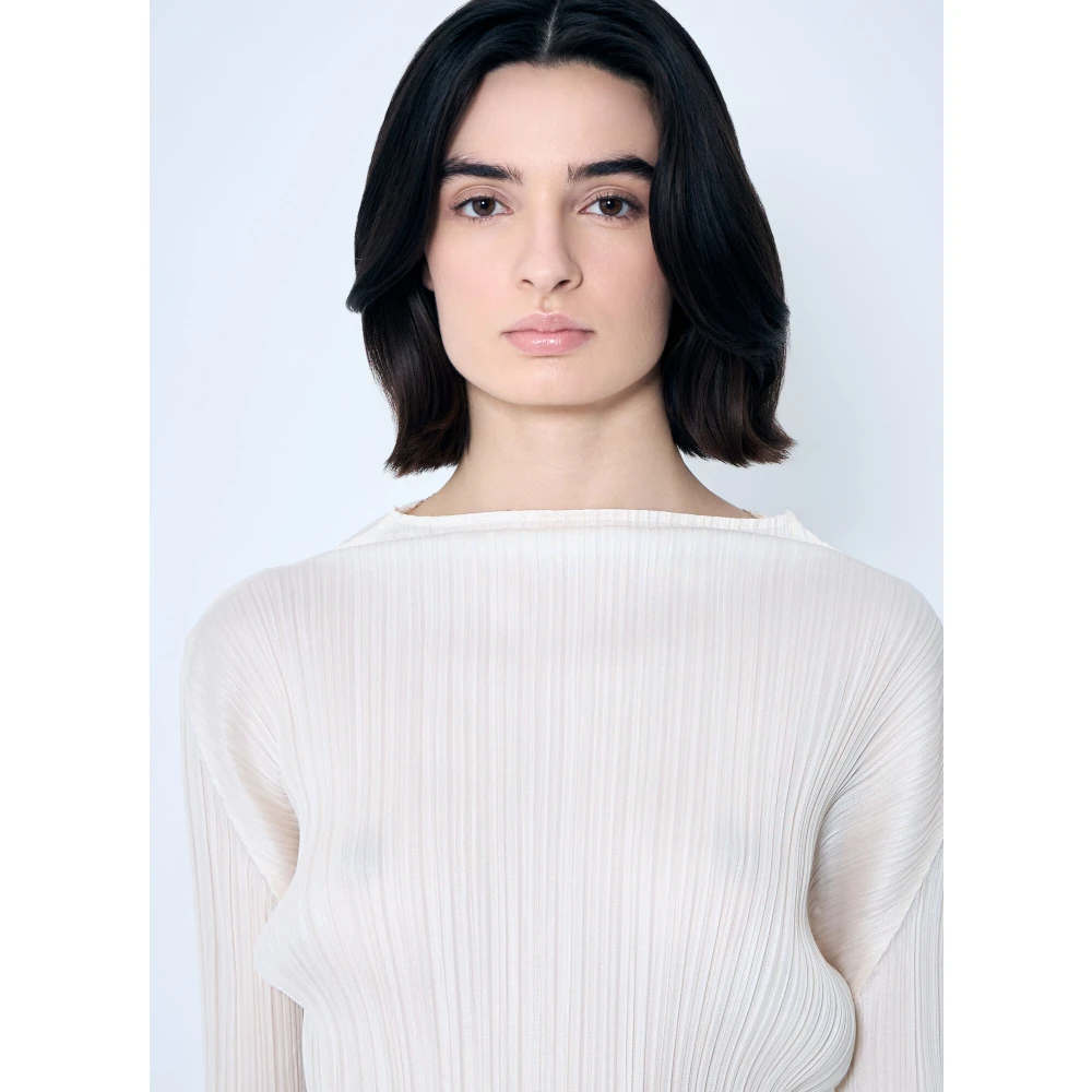 Issey Miyake Geplooide Top met Lange Mouwen en Boothals White Dames