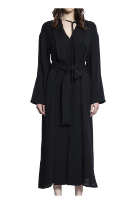 robe-noire-a-col-haut-et-manches-longues