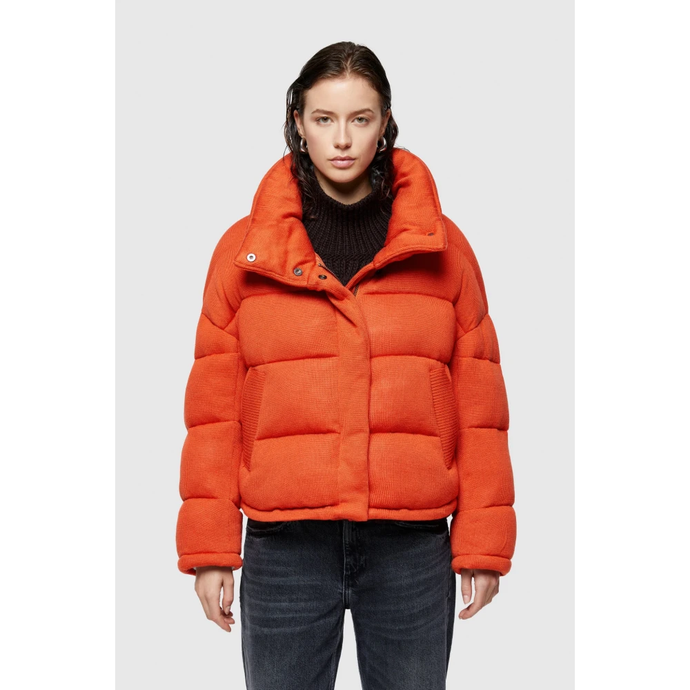 OOF Wear Gewatteerde Korte Jas met Hoge Kraag Orange Dames