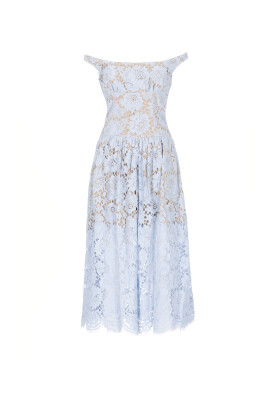 robe-bleue-en-dentelle-et-fleurs