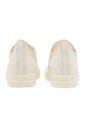 baskets-blanches-plates-avec-details-contrastes